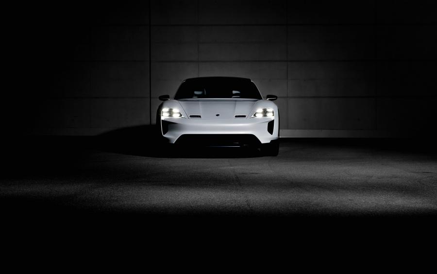 Porsche Mission E Cross Turismo 2018 года  (фото 15 из 66)